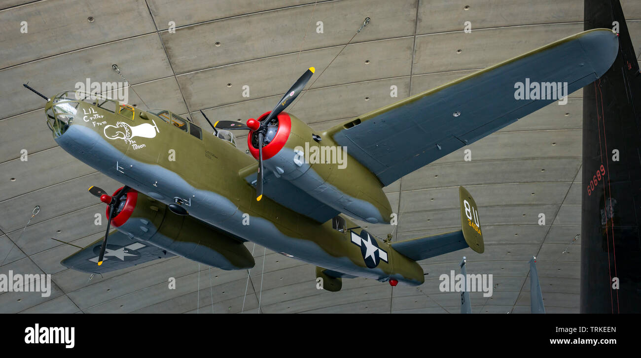 La North American Aviation B25 Mitchell WW2 bombardiere in cui Joseph Heller, autore di Catch 22, servita come un bombardier all'IWM, Duxford Foto Stock