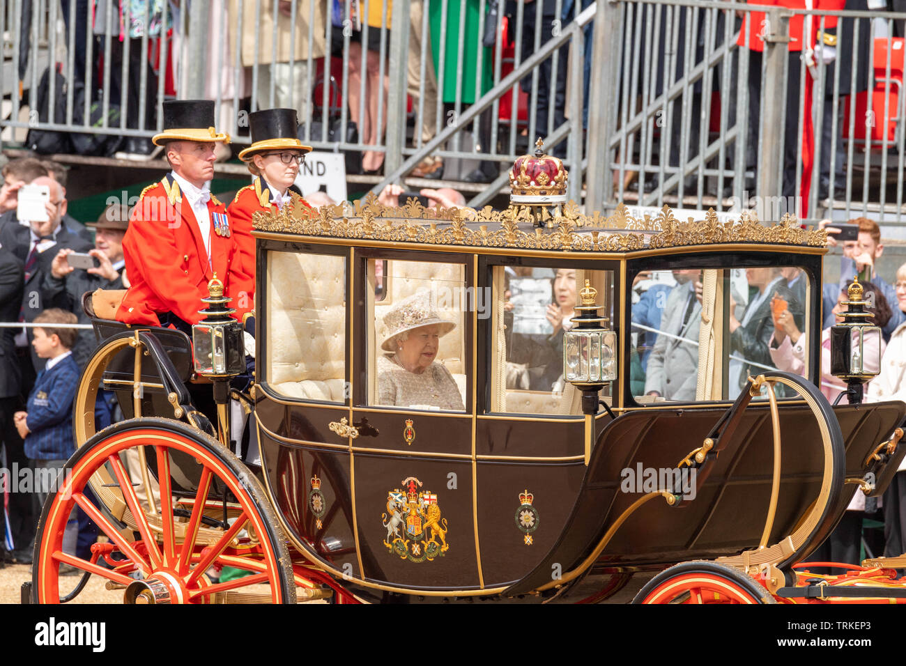 Londra, Regno Unito. 8 giugno 2019 Trooping il colore 2019, la regina il compleanno sfilata il Horseguards Parade London in presenza di Sua Maestà la Regina. Trooped colore dal primo battaglione Grenadier Guards Credit Ian Davidson/Alamy Live News Foto Stock