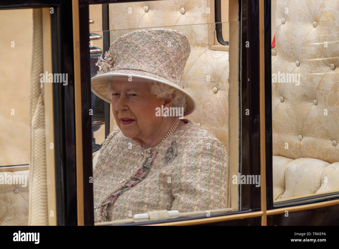 Londra, Regno Unito. 8 giugno 2019 Trooping il colore 2019, la regina il compleanno sfilata il Horseguards Parade London in presenza di Sua Maestà la Regina. Trooped colore dal primo battaglione Grenadier Guards Credit Ian Davidson/Alamy Live News Foto Stock