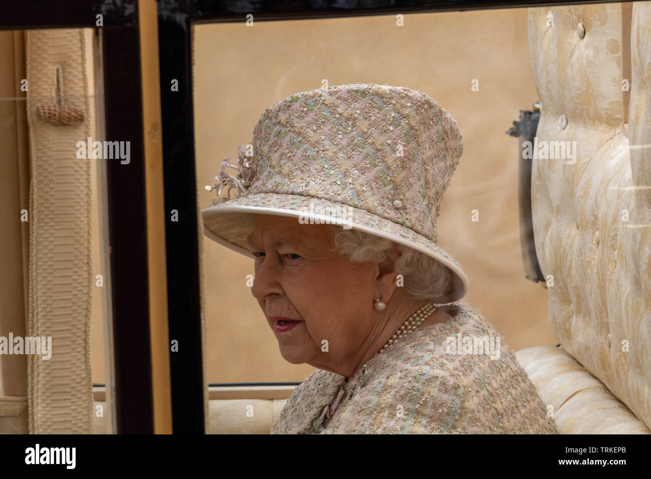 Londra, Regno Unito. 8 giugno 2019 Trooping il colore 2019, la regina il compleanno sfilata il Horseguards Parade London in presenza di Sua Maestà la Regina. Trooped colore dal primo battaglione Grenadier Guards Credit Ian Davidson/Alamy Live News Foto Stock