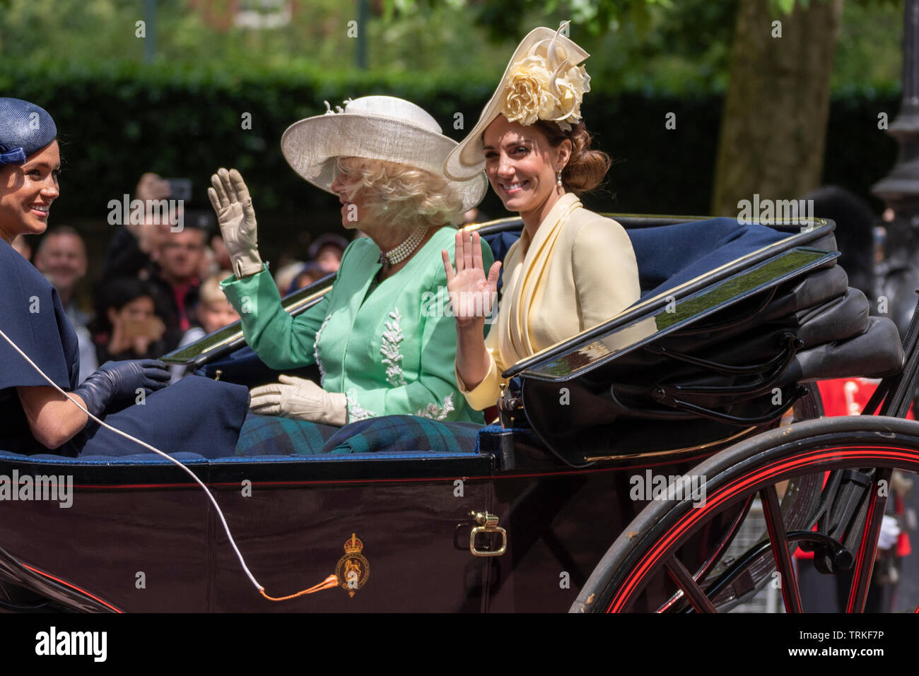 La famiglia reale e le bande e le truppe in massa hanno fatto ritorno lungo il Mall dalla Horse Guards Parade per il Trooping of the Colour 2019. Kate Middleton, duchessa di Cambridge in carrozza Foto Stock