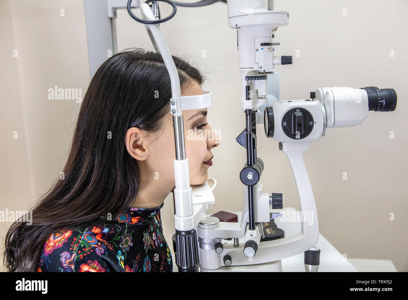 Alta tecnologia nozione di salute per Eyes Care - l'ottica oculistica  medico all'ottico optometrista agli occhi clinic usando un binocolo lampada  a fessura per un giovane Foto stock - Alamy