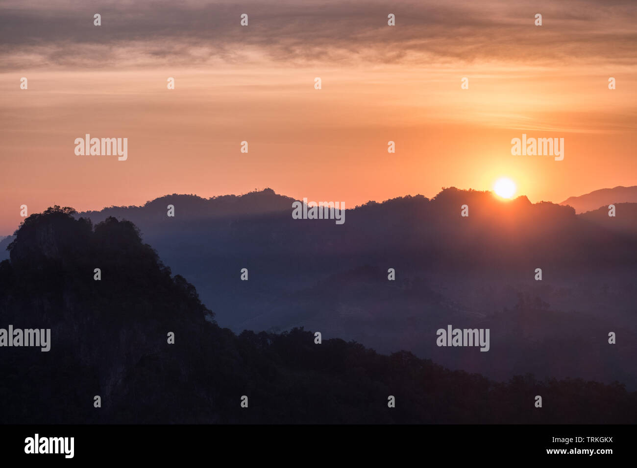 Sole che splende sulla montagna in mattinata Foto Stock