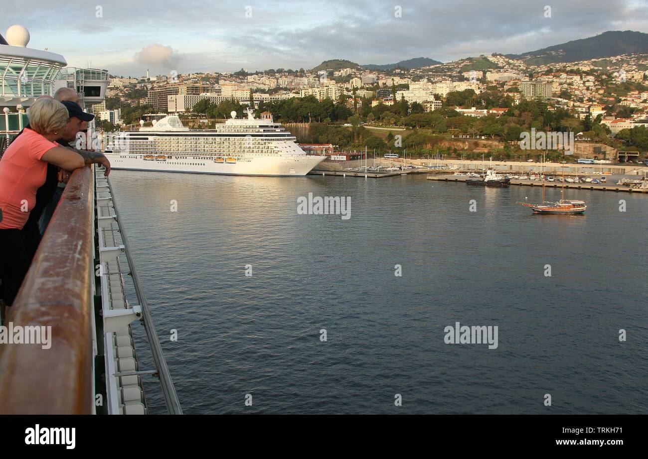 Nave da crociera Seven Seas Explorer in porto nel capitale di Funchal sull isola di Madeira, Portogallo, Oceano Atlantico Foto Stock
