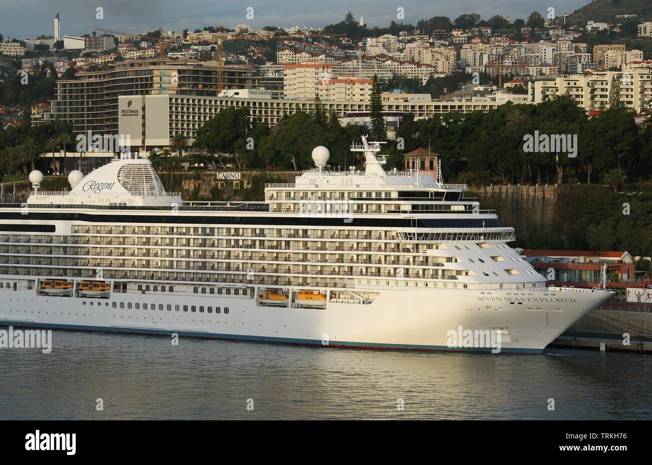 Nave da crociera Seven Seas Explorer in porto nel capitale di Funchal sull isola di Madeira, Portogallo, Oceano Atlantico Foto Stock