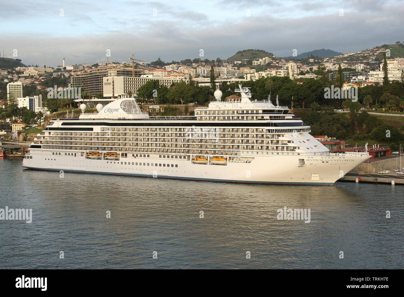 Nave da crociera Seven Seas Explorer in porto nel capitale di Funchal sull isola di Madeira, Portogallo, Oceano Atlantico Foto Stock