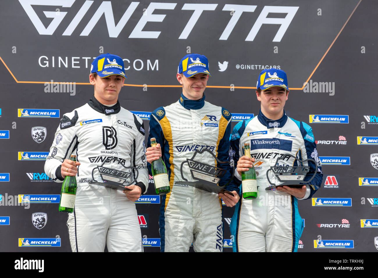 Junior Ginetta G40 Round 6 vincitori saranno Martin, Zac O'Sullivan e Ethan Hawkey sul podio a Thruxton gara circuito, Hampshire 19 Maggio 2019 Foto Stock