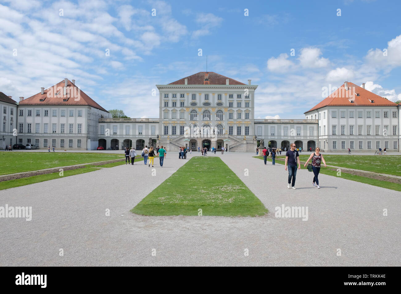 Maggio 2019. I visitatori passeggiando per i giardini di Schloss Nymphenburg a Monaco di Baviera, Germania Foto Stock