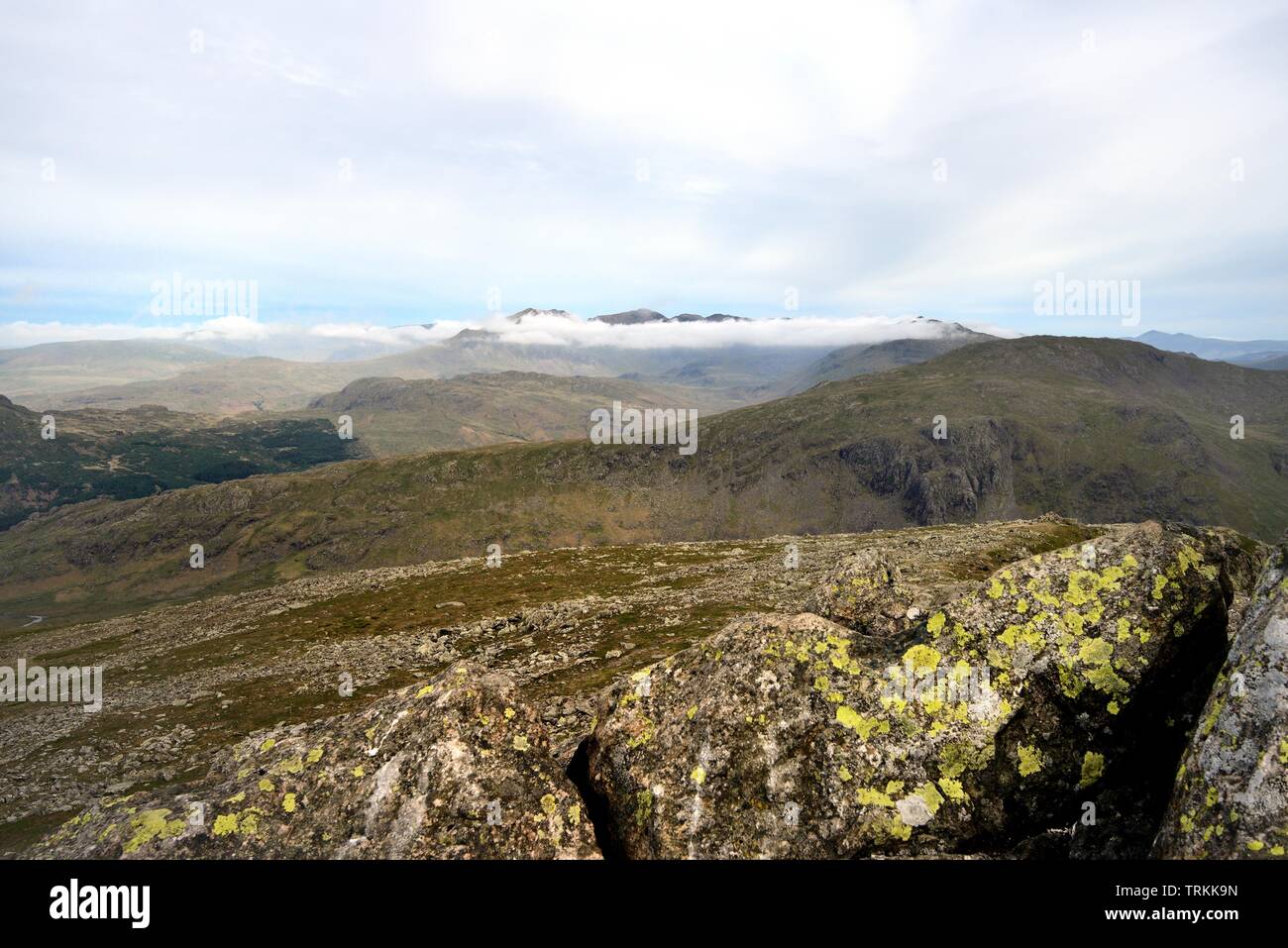 Inversione di Cloud al di sotto del Scafell vertici Foto Stock