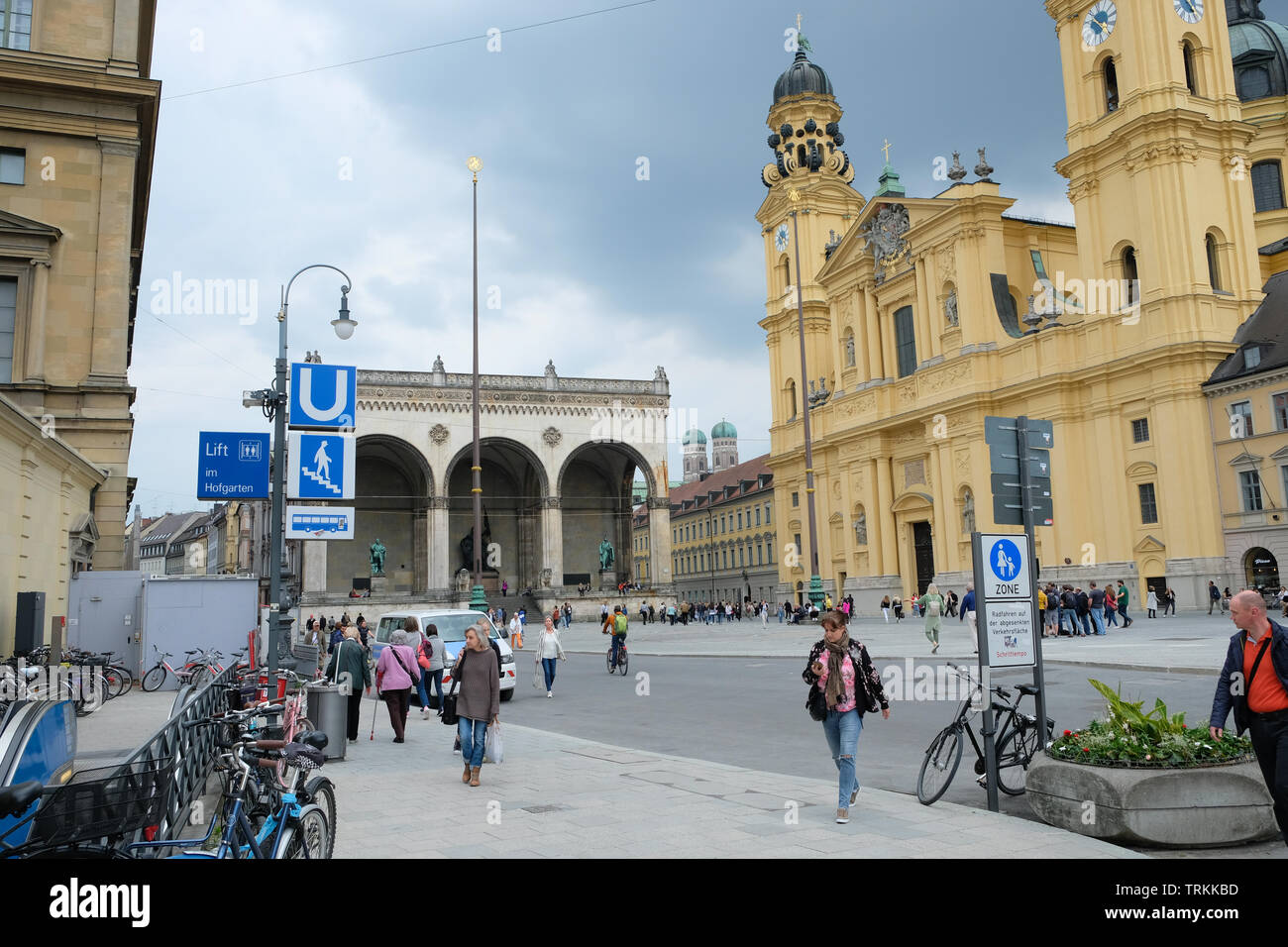 L'Odeonsplatz è una grande piazza nel centro di Monaco di Baviera. Essa è stata la posizione della birra Hall Putsch, un fallito colpo di stato da parte del partito nazista nel 1923 Foto Stock