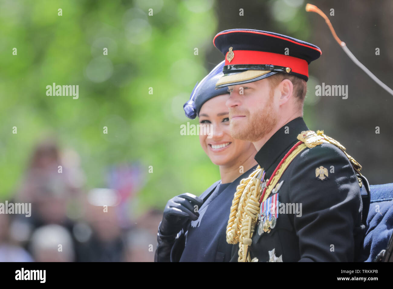 Londra, Regno Unito. Il giorno 08 Giugno, 2019. S.a.r. il principe Harry, duca di Sussex, S.A.R. Meghan, duchessa di Sussex, sorridere alla folla lungo il Mall, dal loro aprire carrello superiore, Trooping il colore, la regina il compleanno Parade, Londra UK Credit: amanda rose/Alamy Live News Credito: amanda rose/Alamy Live News Foto Stock