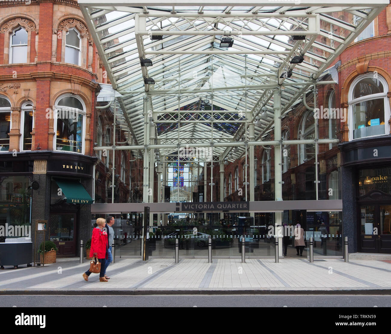 L'entrata alle gallerie per lo shopping del Victoria Quarter a Leeds, Yorkshire, Inghilterra, Regno Unito Foto Stock