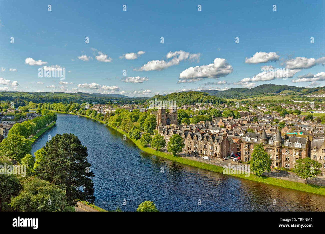 La città di Inverness Scozia Scotland Central City il fiume Ness GUARDANDO VERSO I VESCOVI Road St Andrews cattedrale NESS WALK e pedone bianco infermeria BRIDGE Foto Stock