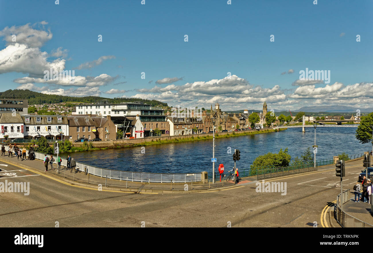 La città di Inverness Scozia Scotland Central City il semaforo di Bank Street e il NESS ROAD BRIDGE Foto Stock