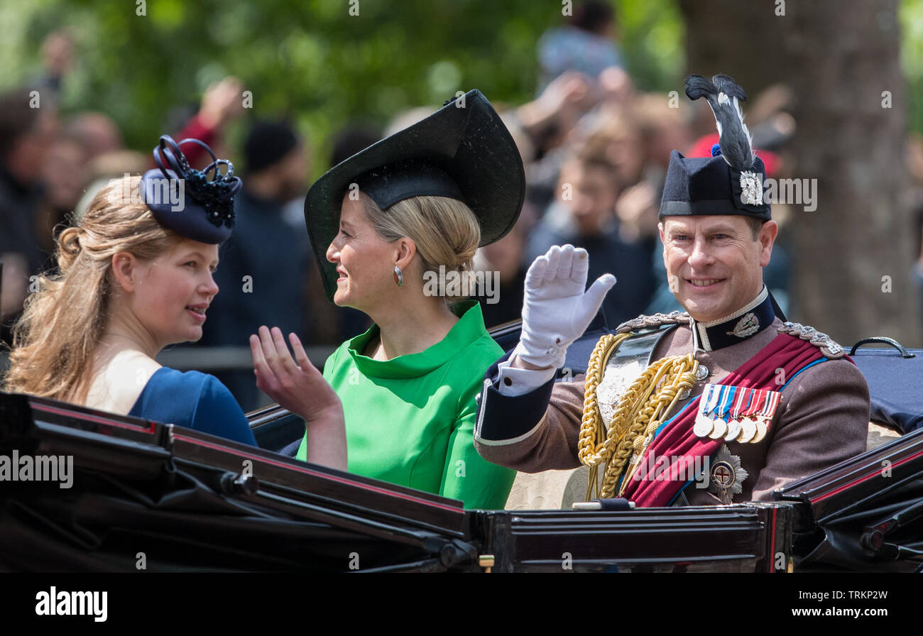 Londra, Regno Unito. Il giorno 08 Giugno, 2019. Prince Edward, Earl del Wessex con moglie Sophie, Contessa di Wessex & figlia Lady Louise Windsor DURANTE LA QUEEN'S 93compleanno che si celebra ufficialmente con una cerimonia conosciuta come Trooping il colore al centro commerciale, Buckingham Palace di Londra, Inghilterra il 8 giugno 2019. Foto di Andy Rowland. Credito: prime immagini multimediali/Alamy Live News Foto Stock