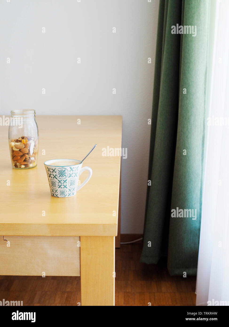 Kaffee trinken im Wohnzimmer Foto Stock