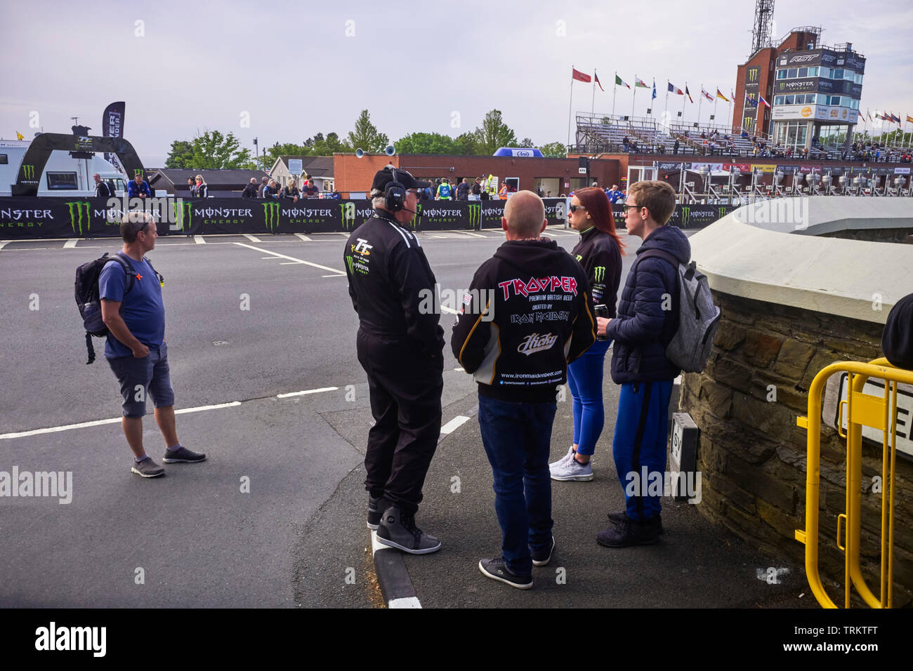 Gazzetta presso la linea di partenza del Senior TT bike race in attesa per le strade per essere chiuso Foto Stock