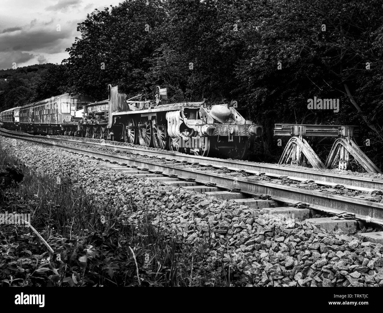 I resti di un treno a vapore naufragato e abbandonato Bianco e nero vicino a Grosmont sulla ferrovia North Yorks Foto Stock