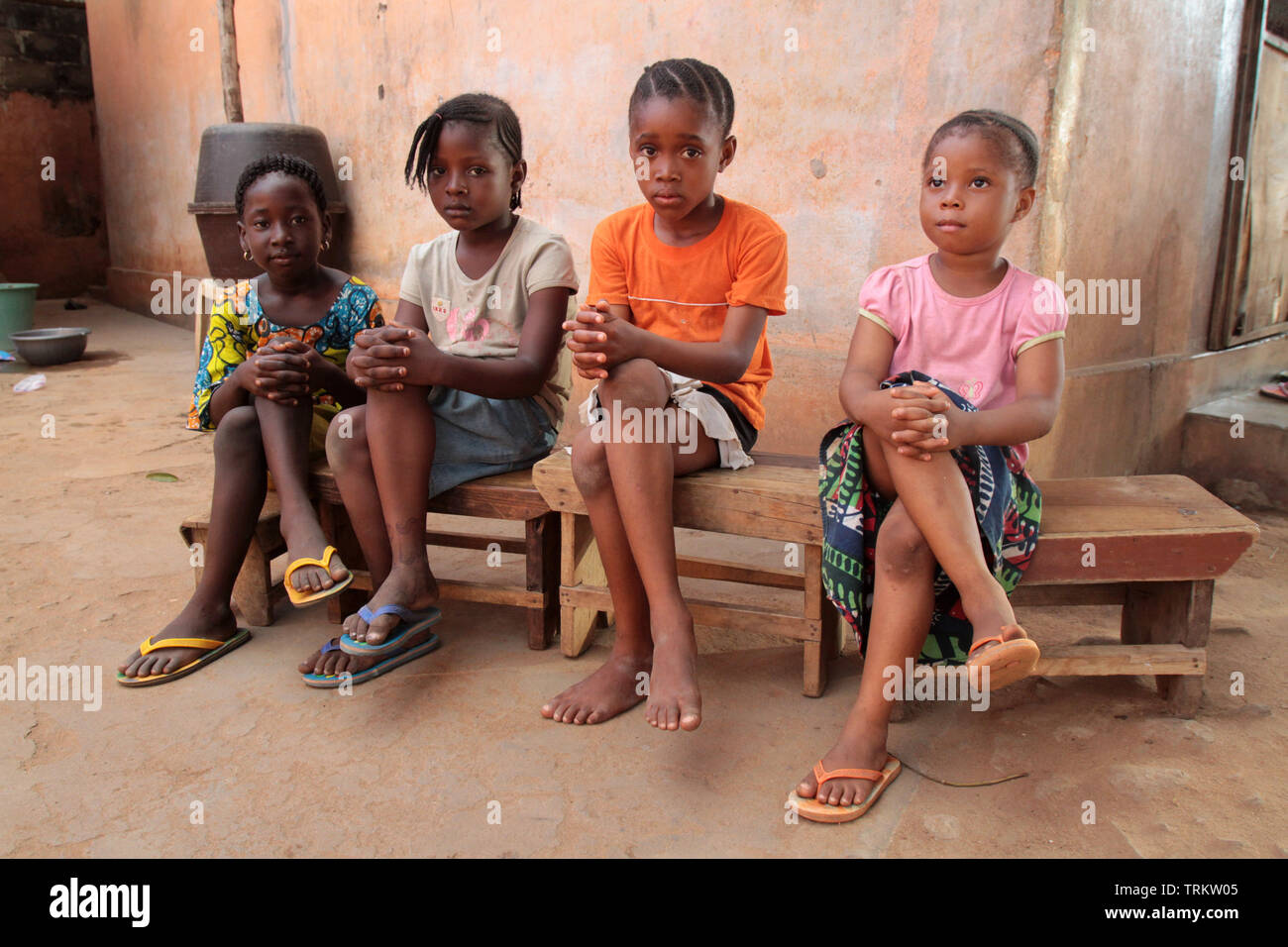 Fillettes togolaises assises sur onu banc. La convenzione di Lomé. Il Togo. Afrique de l'Ouest. Foto Stock