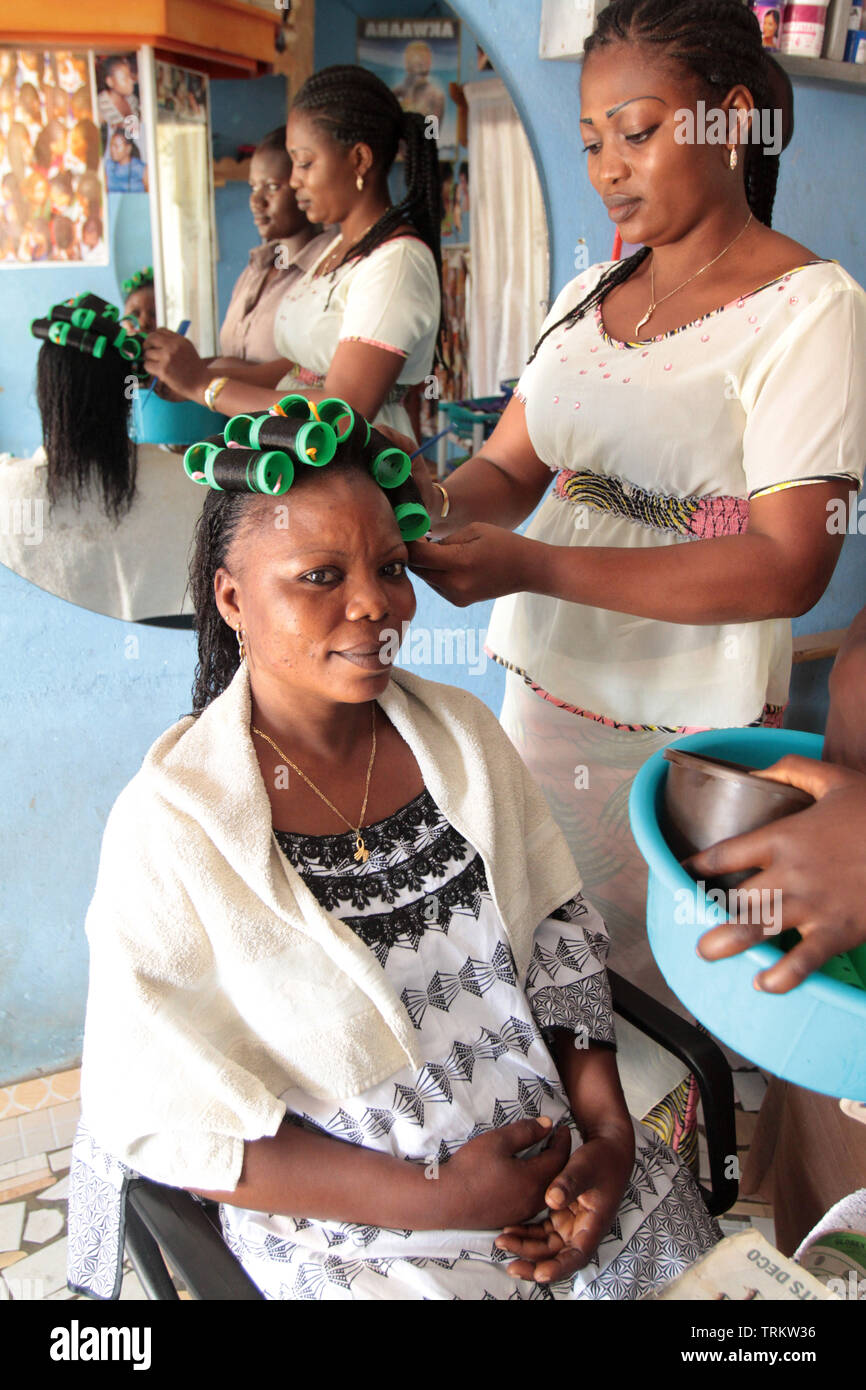 Atelier de coiffure. La convenzione di Lomé. Il Togo. Afrique de l'Ouest. Foto Stock