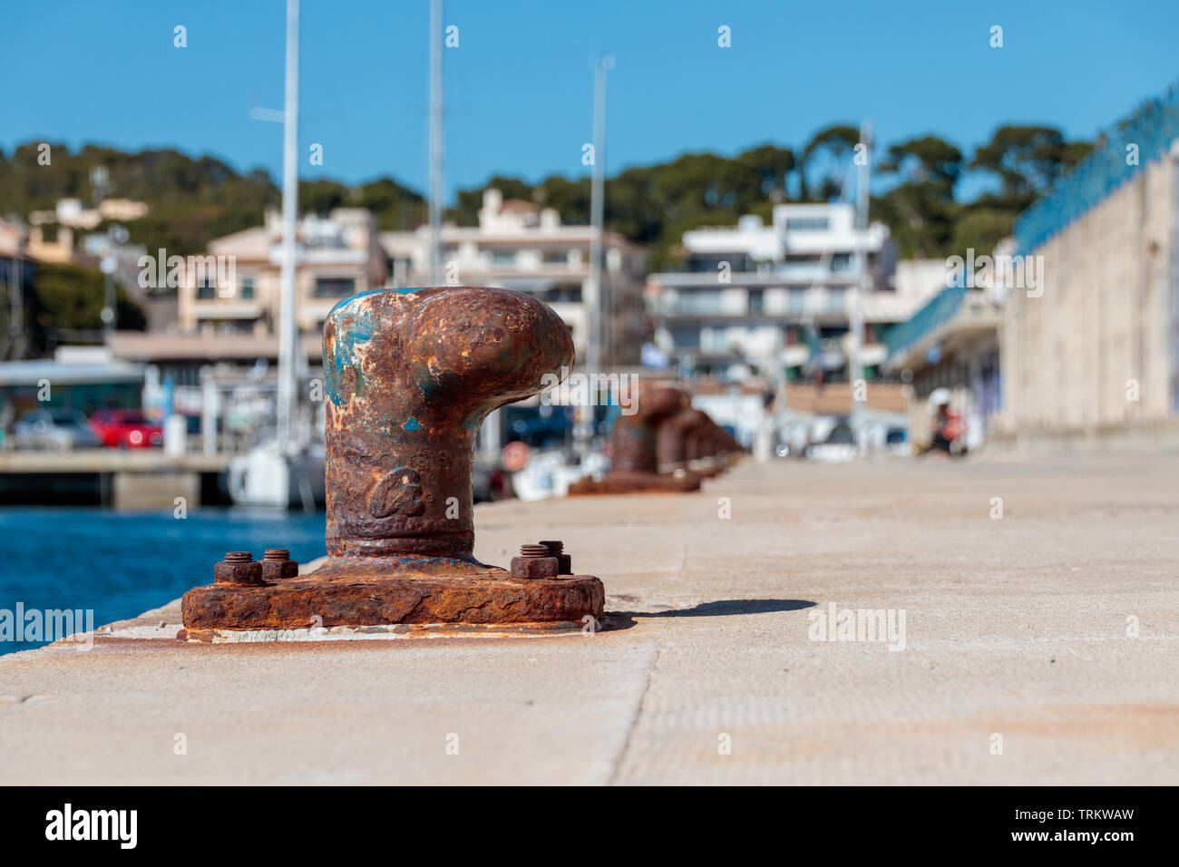 Vecchio bollard ormeggio parte del porto di Cala Ratjada, Spagna. Foto Stock