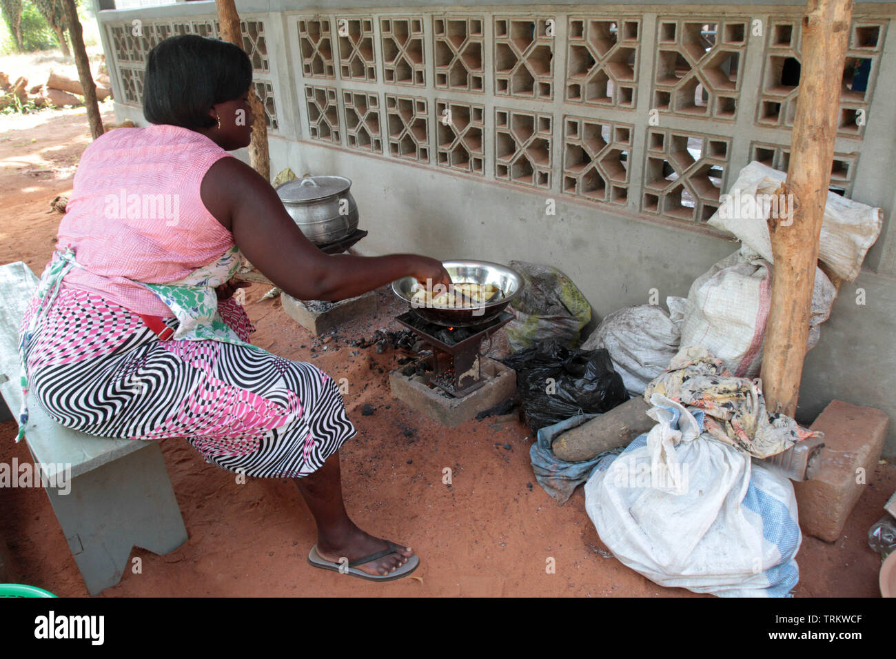 Preparazione du repas. La convenzione di Lomé. Il Togo. Afrique de l'Ouest. Foto Stock