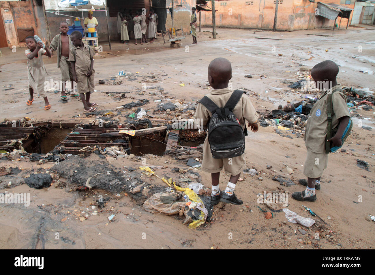 Écoulement dans une voirie d'onu quartier pauvre. La convenzione di Lomé. Il Togo. Afrique de l'Ouest. Foto Stock