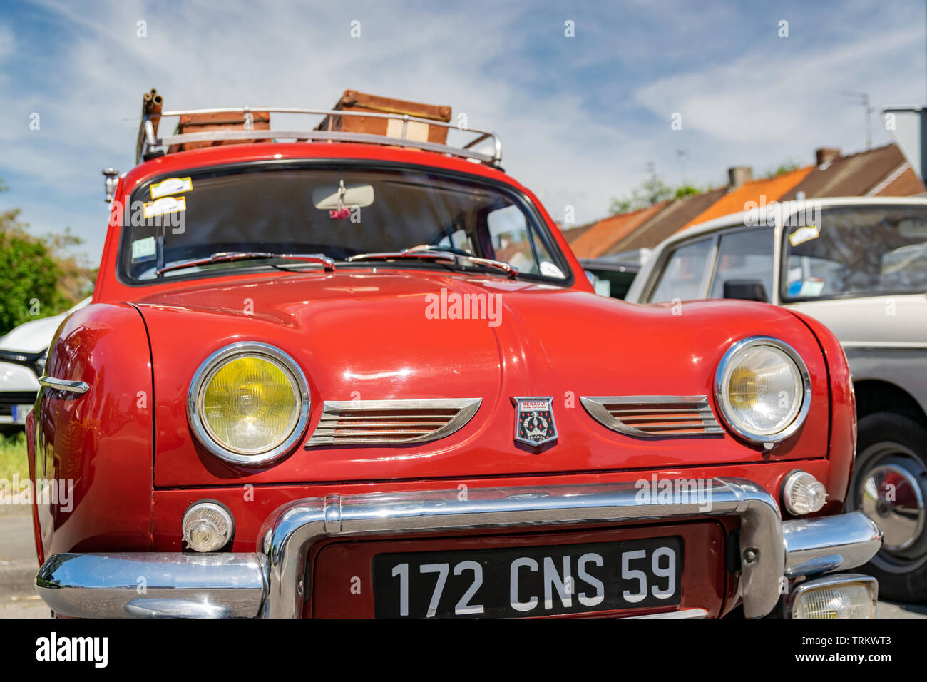 Wattrelos, Francia-Giugno 02,2019: vista della red Renault Dauphine,auto esposte al 7° Auto retrò Festival presso la Renault Wattrelos ZI Martinoire. Foto Stock