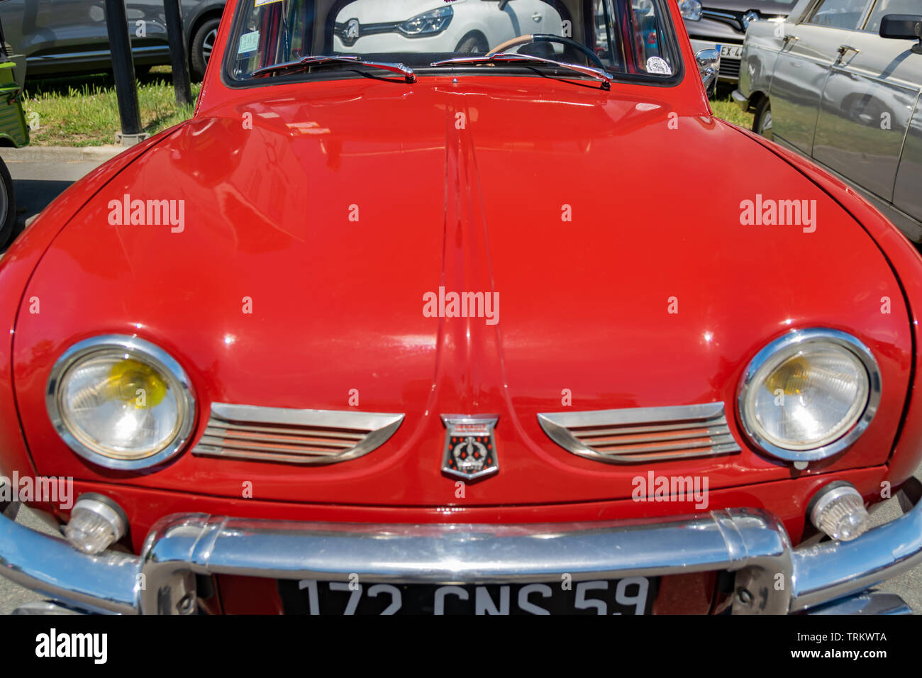 Wattrelos, Francia-Giugno 02,2019: vista della red Renault Dauphine,auto esposte al 7° Auto retrò Festival presso la Renault Wattrelos ZI Martinoire. Foto Stock