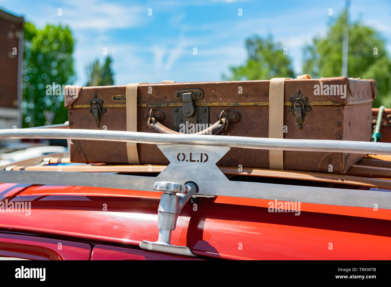 Wattrelos, Francia-Giugno 02,2019: visualizzazione delle auto del vettore e le valigie sulla vecchia Renault Dauphine. Foto Stock