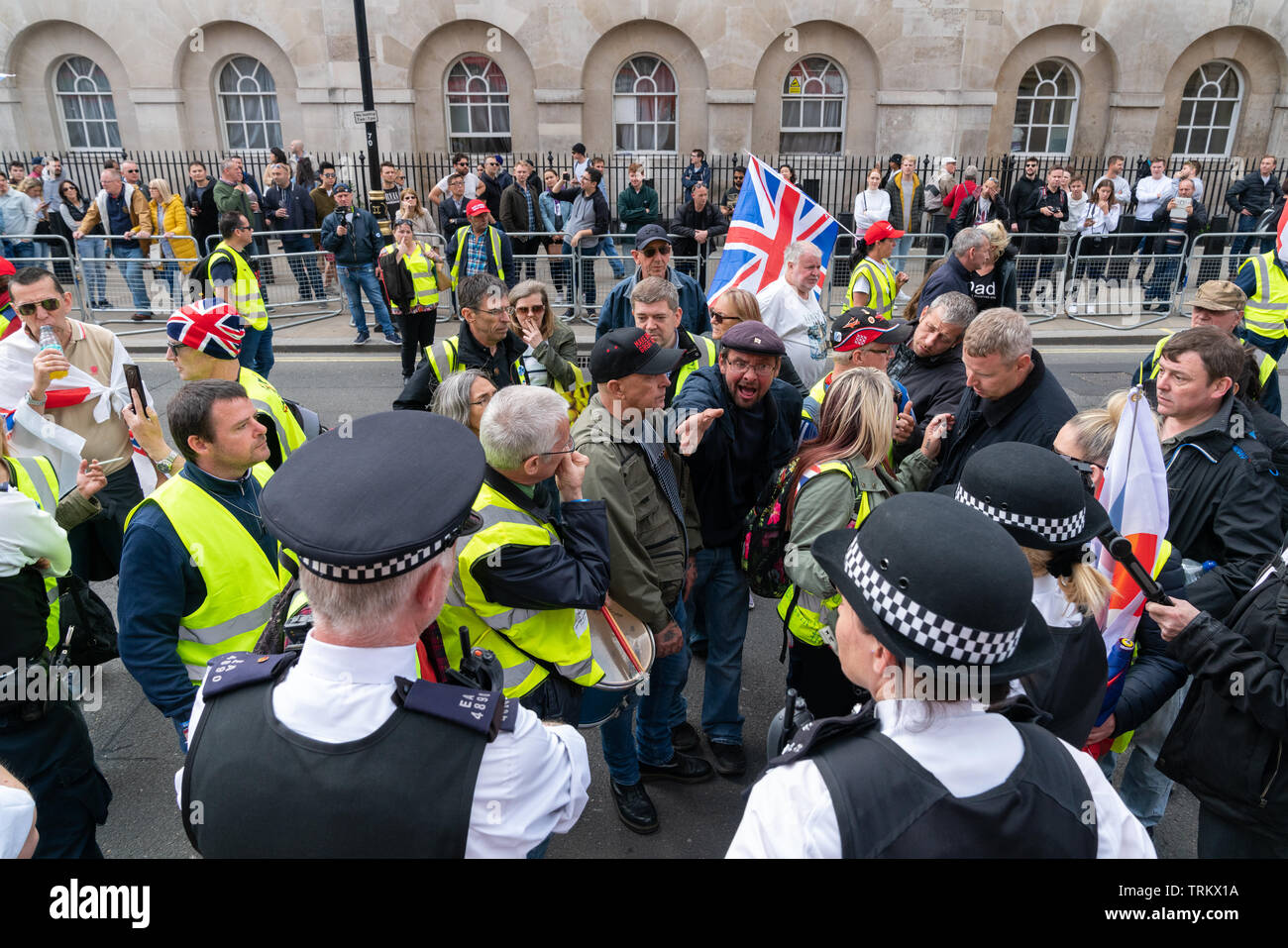 08 giu 2019 - Londra, Regno Unito. Un gruppo di arrabbiati manifestanti nazionalista rally una protesta al di fuori di Whitehall. Foto Stock
