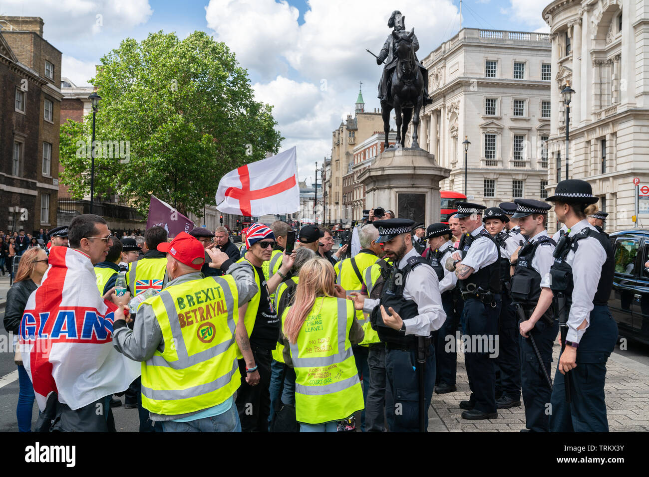 08 giu 2019 - Londra, Regno Unito. Un gruppo di arrabbiati manifestanti nazionalista rally una protesta al di fuori di Whitehall. Foto Stock