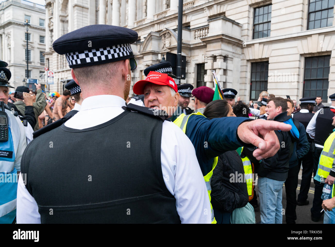 08 giu 2019 - Londra, Regno Unito. Un gruppo di arrabbiati manifestanti nazionalista rally una protesta al di fuori di Whitehall Foto Stock