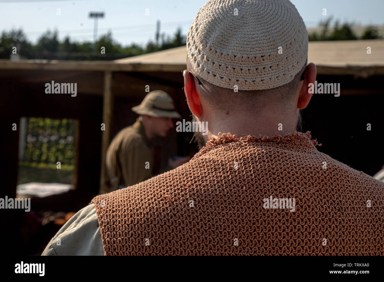 Close-up del retro di un uomo afghano su uno sfondo di un soldato dell'esercito sovietico durante la guerra in Afghanistan(1979-1989). Ricostruzione storica Foto Stock