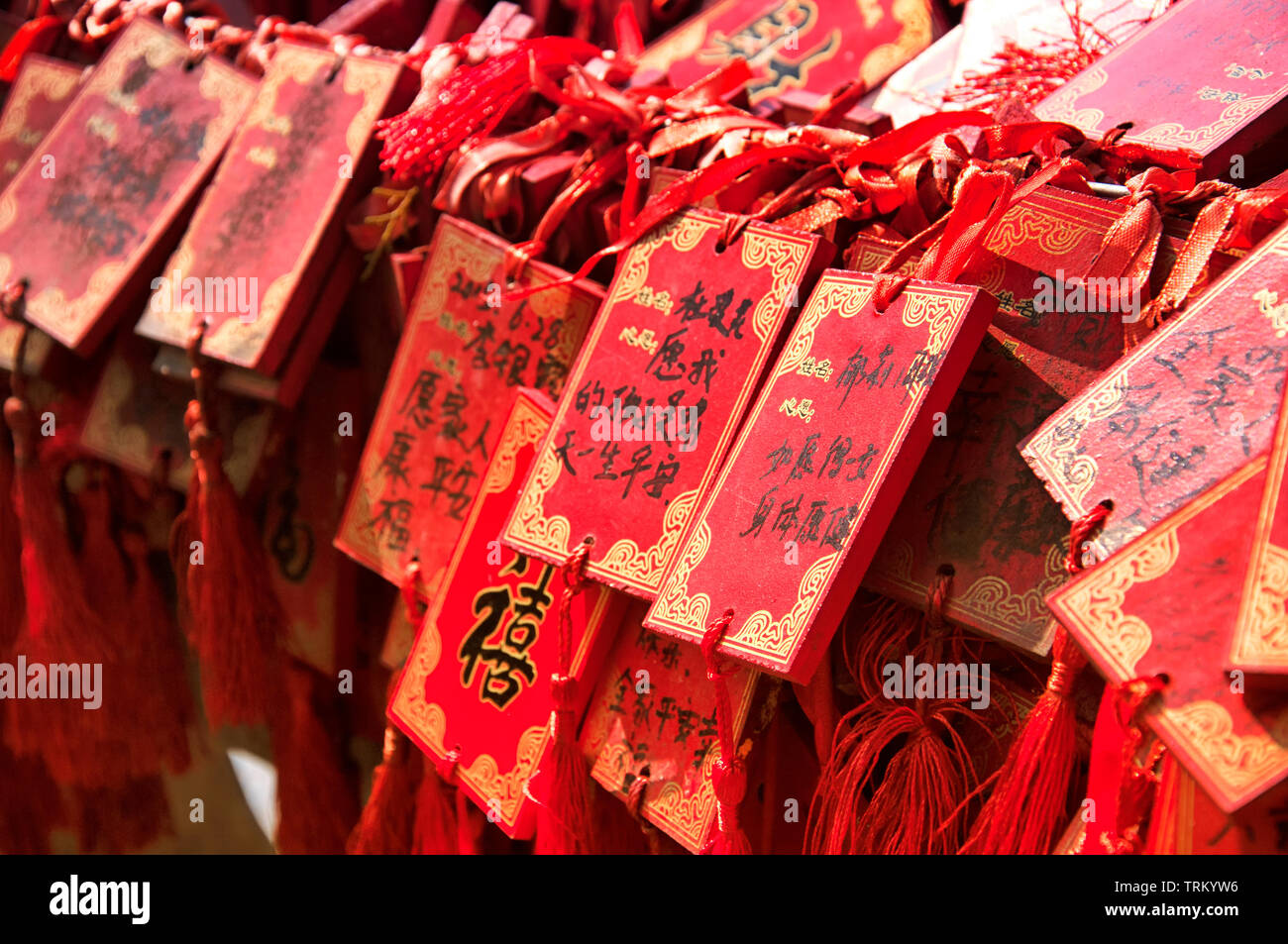 Agosto 15, 2015. Luoyang, Cina. Red richieste di preghiera pendente da una ringhiera entro il Tempio Xiangshan proprietà in Le Grotte di Longmen scenic area Foto Stock