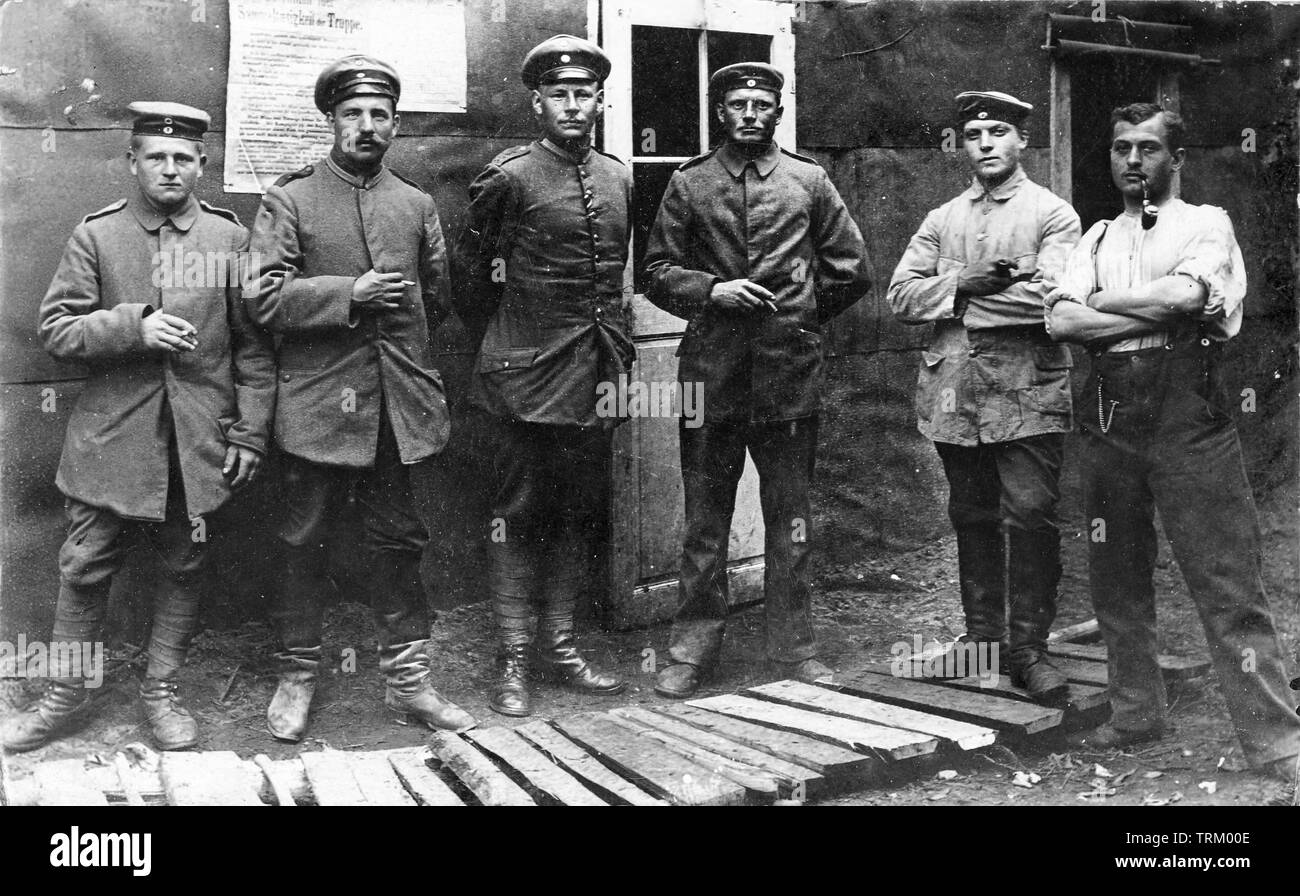WW1 ufficiale tedesco e soldati fuori l'arruolamento di stazione (eventualmente) Foto Stock
