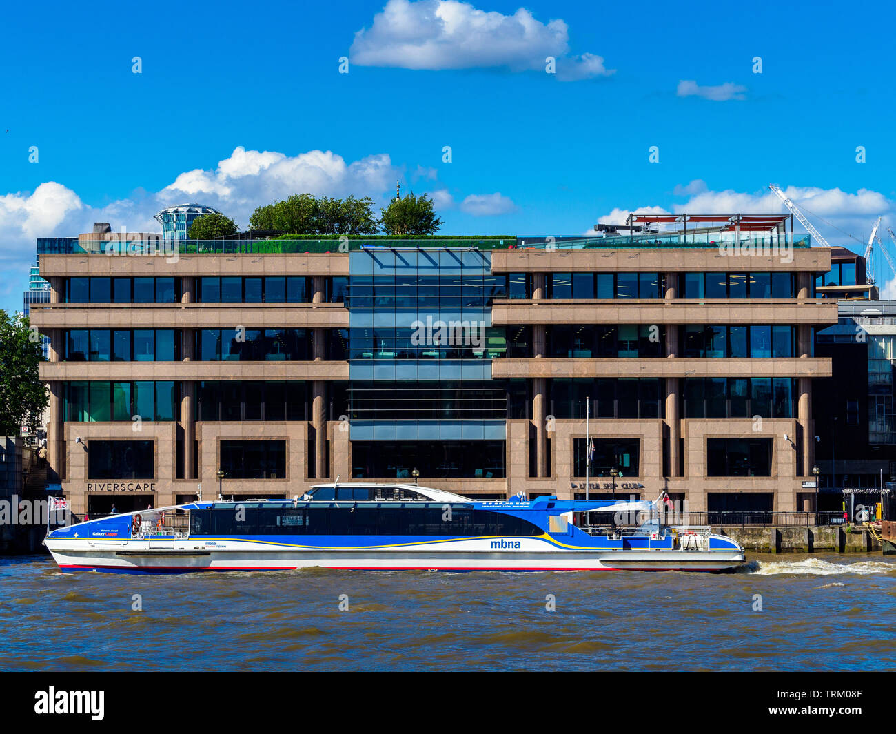 Edificio Riverscape Londra - rinnovato degli anni ottanta ufficio edificio sulle rive del fiume Tamigi, ristrutturazione architetti Barr Gazetas. Thames Clipper. Foto Stock