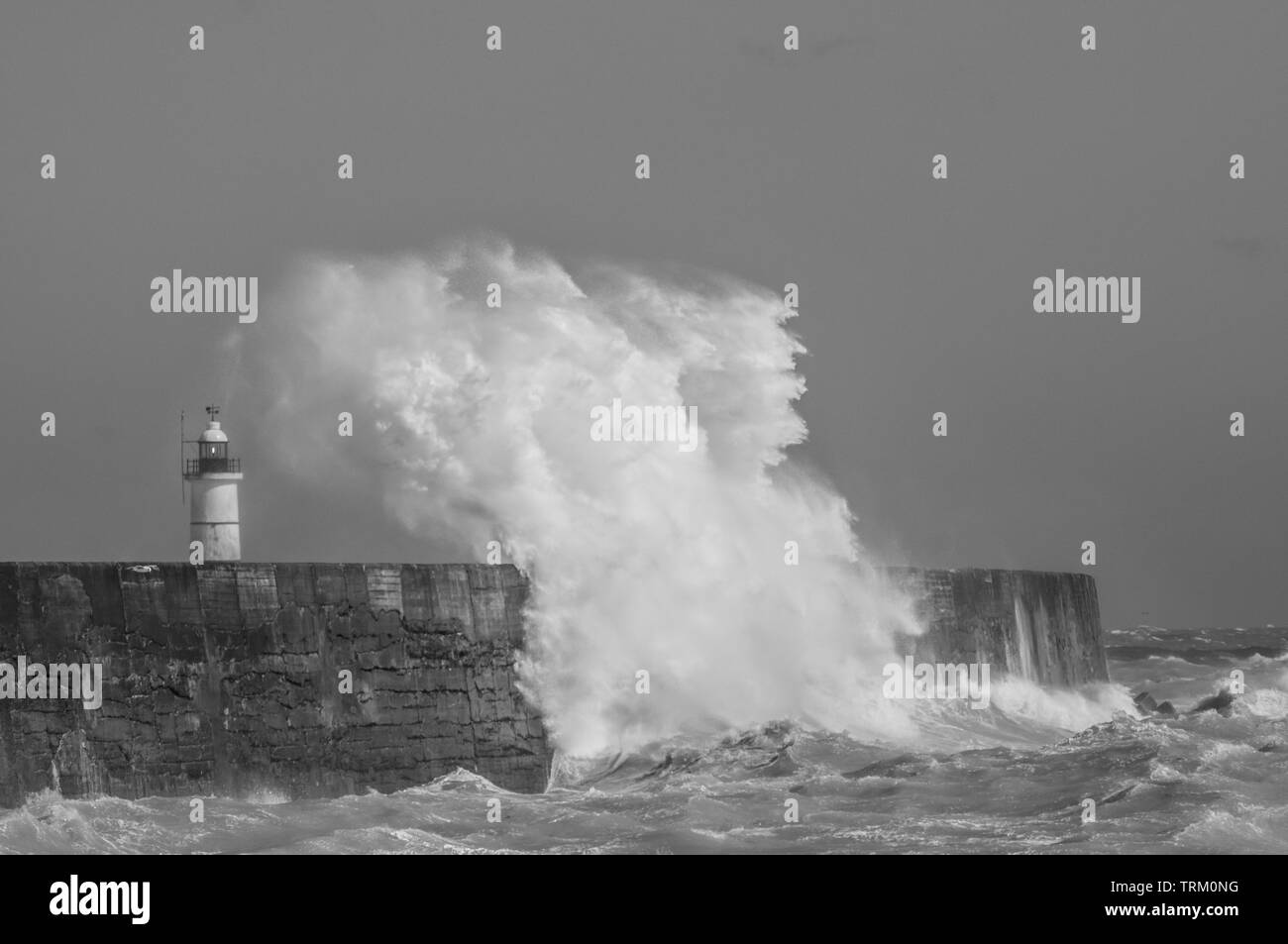 Newhaven, East Sussex, Regno Unito. 8th giugno 2019. Un glorioso pomeriggio sulla costa meridionale con vento più caldo proveniente dal sud-ovest che si affaccia sul canale inglese, creando alcune scene spettacolari. Foto Stock