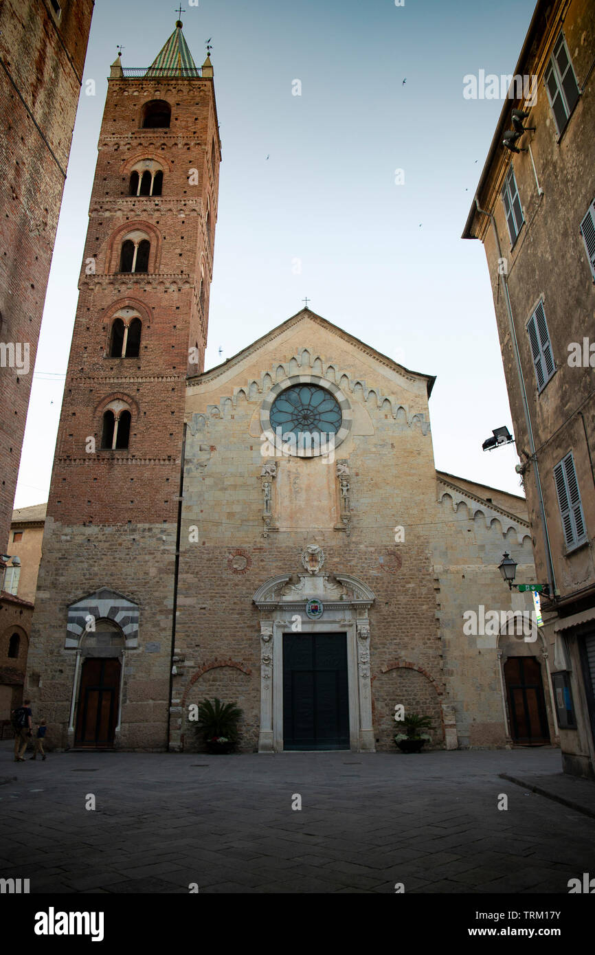 La facciata della chiesa di San Michele nella cattedrale di Albenga, Liguria. Colpo verticale. Foto Stock