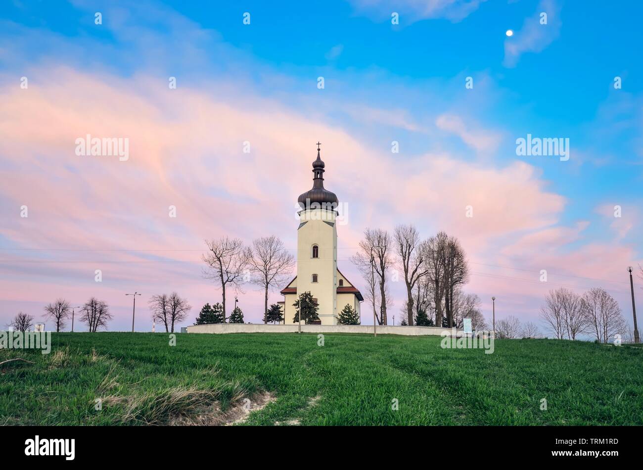 Bella chiesa sulla collina di sera il paesaggio. Chiesa di San Clemente a Lędziny in Polonia. Foto Stock
