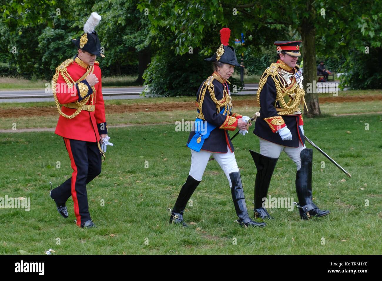 Londra, Inghilterra - Giugno 8, 2019: La Sua Altezza Reale la Principessa, il colonnello del Blues e Royals passeggiando in Hyde Park insieme con Officer Foto Stock