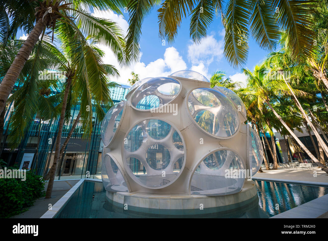 MIAMI - settembre, 2018: Palme circondano un moderno ri-creazione di Buckminster Fuller's a occhio di mosca Cupola, un parcheggio entrata nel Design District. Foto Stock