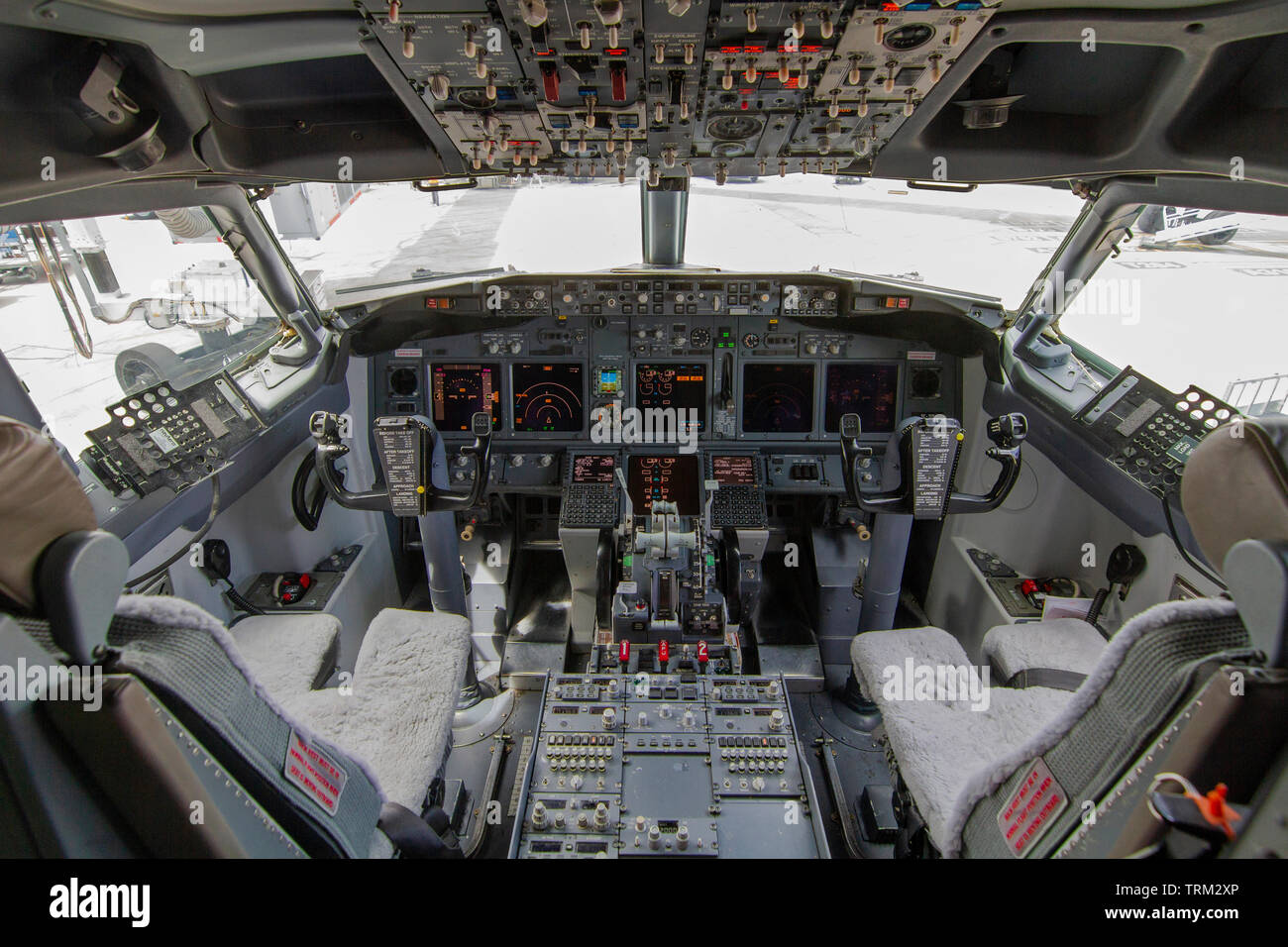 Una vista dalla cabina di pilotaggio di un grande aereo commerciale di un cockpit . Vista del cockpit di un aeromobile commerciale di crociera sul pannello di comando in un piano cockpit. Foto Stock