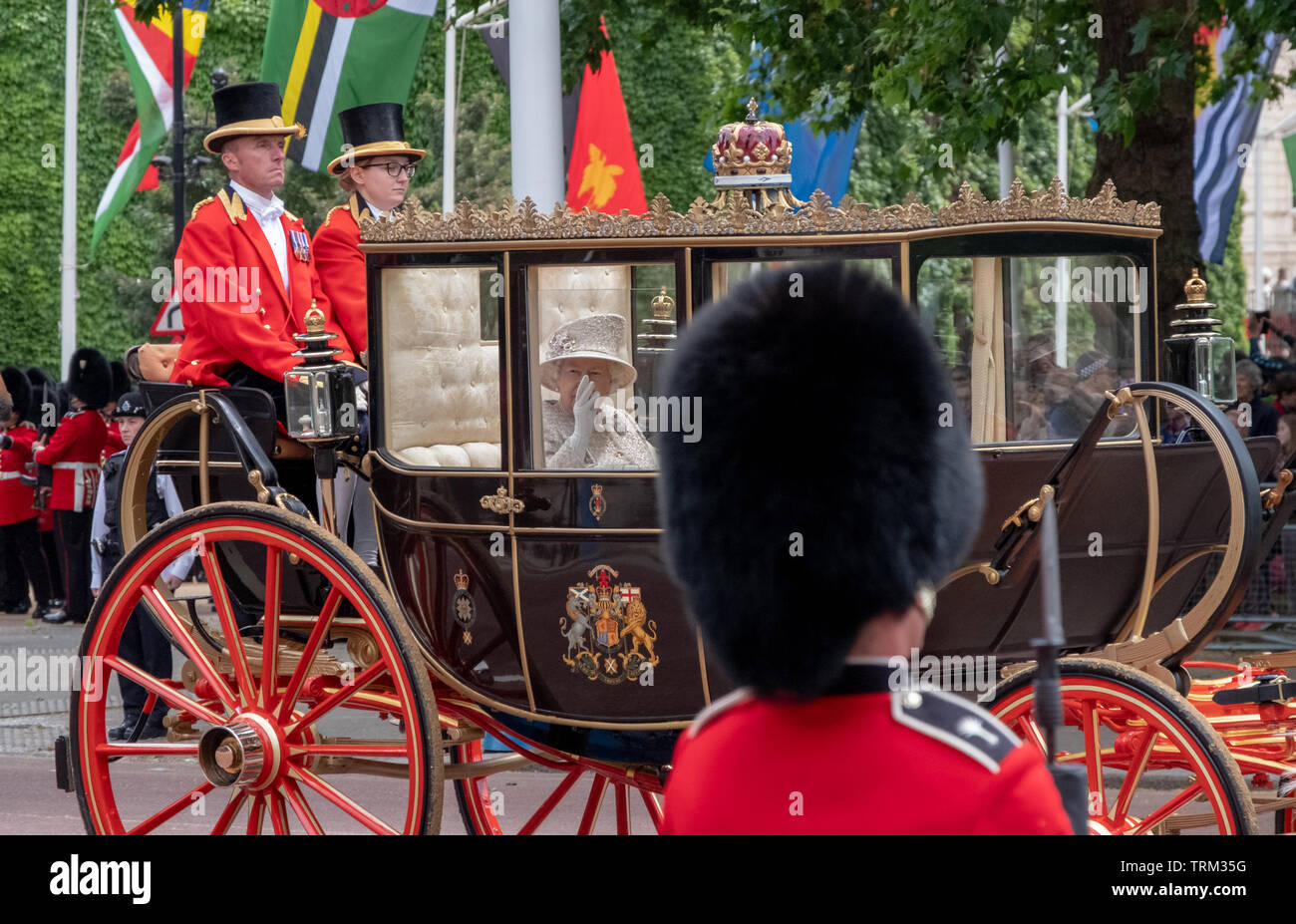 La regina Elisabetta in calesse tirato da cavalli sul suo modo di Buckingham Palace dal Trooping il colore annuale parata militare a segnare il suo compleanno. Foto Stock