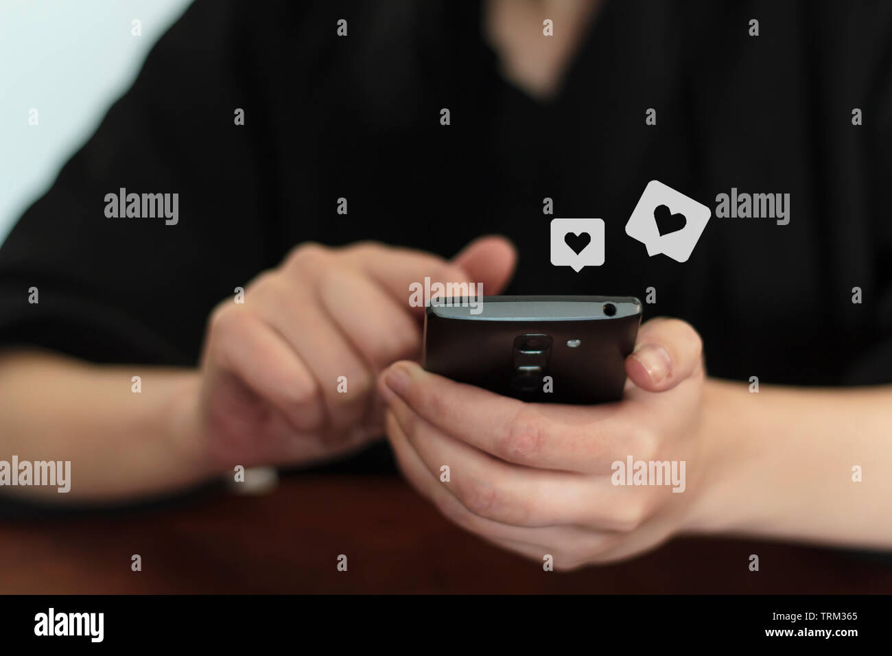 Donna che utilizza dating app sul telefono Foto Stock