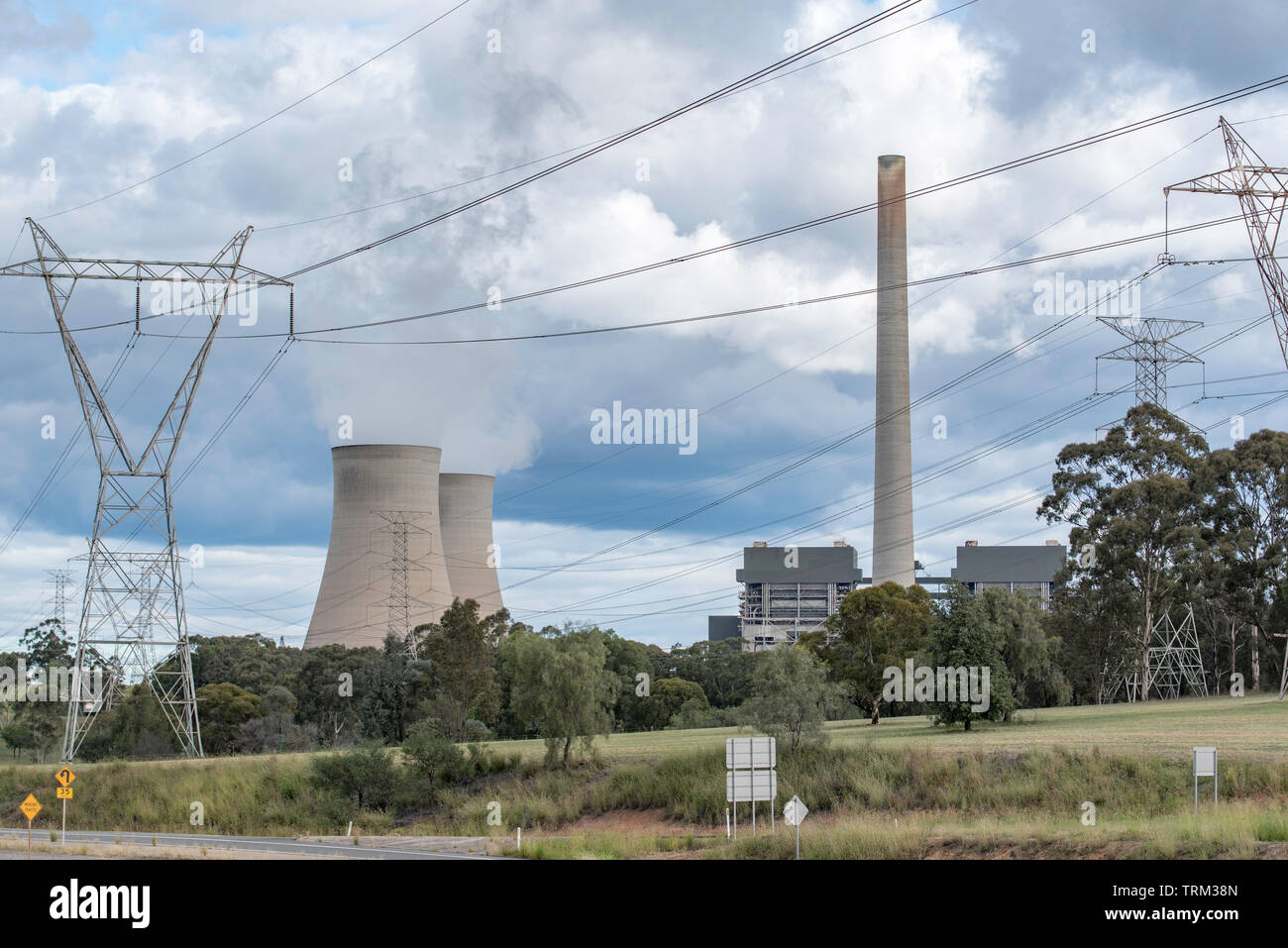 Vapore sorge il gigante delle torri di raffreddamento al carbone powered Bayswater stazione di potenza nella Hunter Valley vicino a Singleton, Nuovo Galles del Sud, Australia Foto Stock