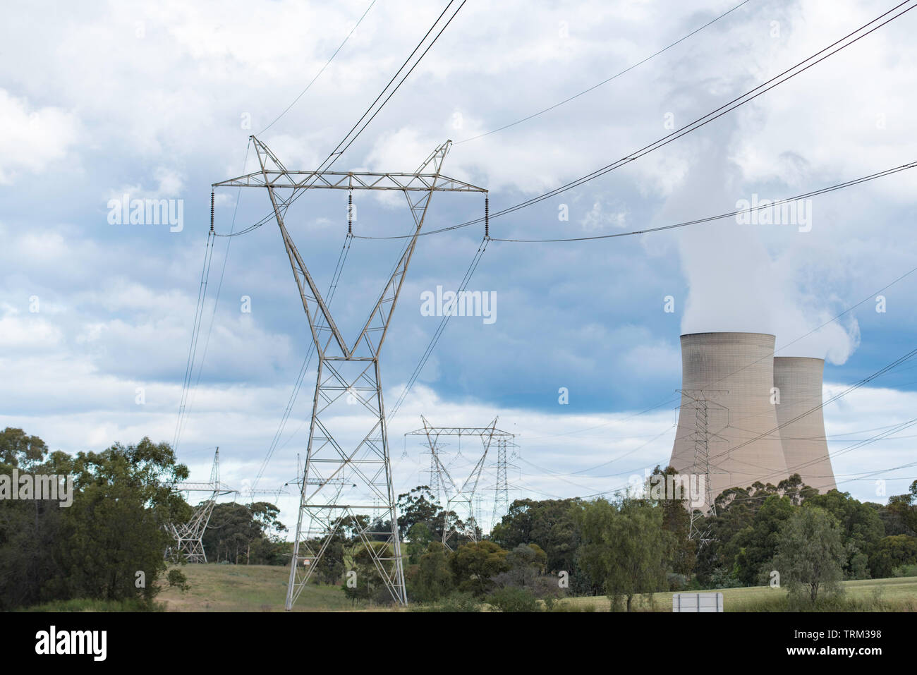 Vapore sorge il gigante delle torri di raffreddamento al carbone powered Bayswater stazione di potenza nella Hunter Valley vicino a Singleton, Nuovo Galles del Sud, Australia Foto Stock