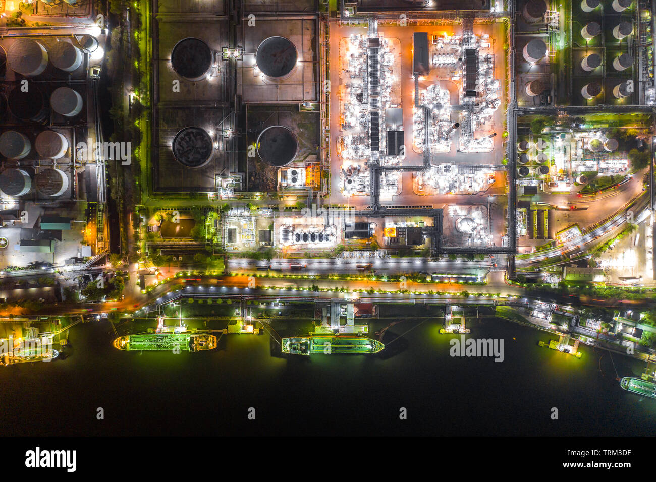 La petroliera di carico della nave nel porto di raffineria di petrolio, vista aerea dal di sopra. Foto Stock