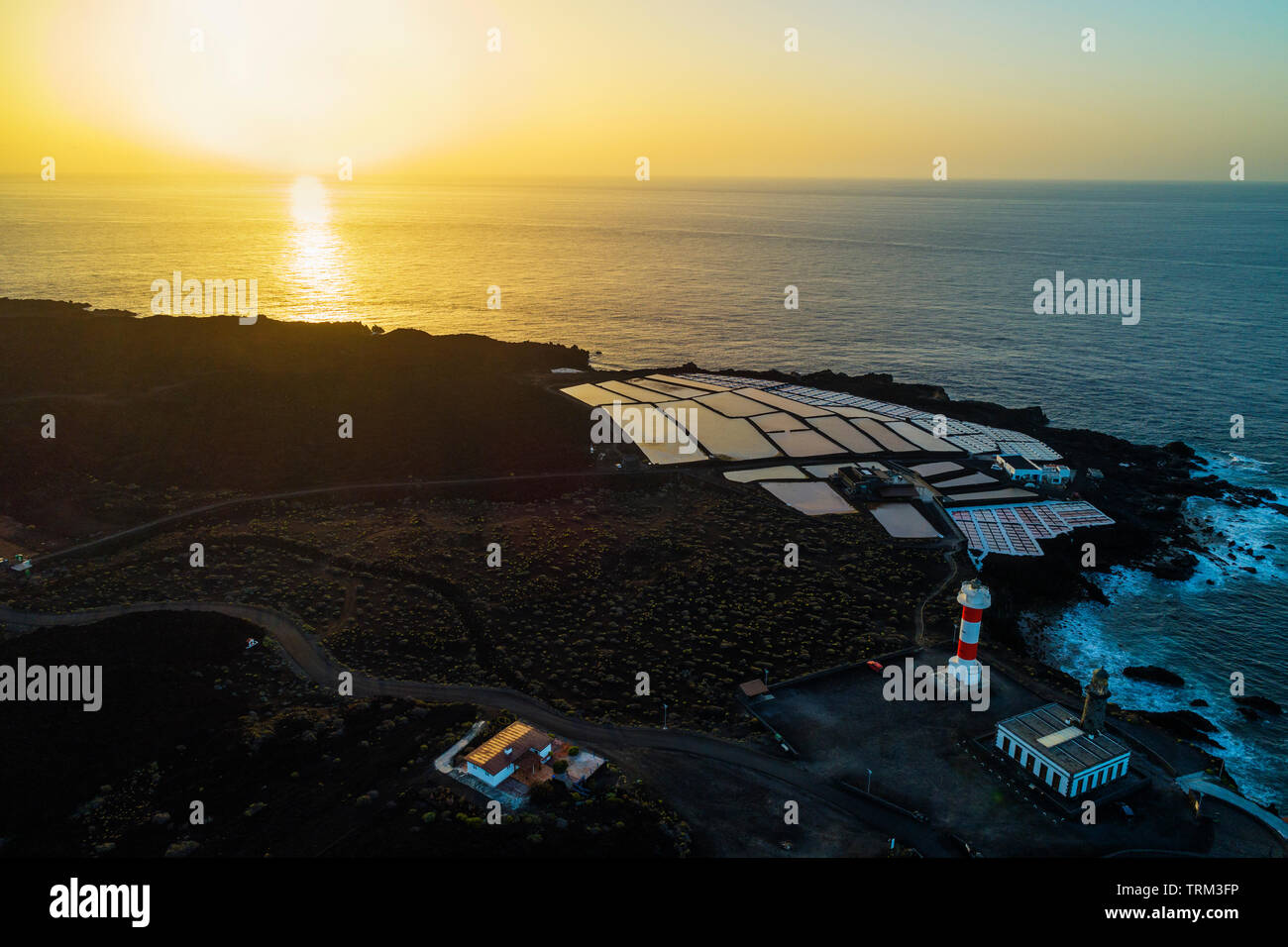 Europa Spagna Isole Canarie La Palma, Biosfera UNESCO sito, vista aerea delle saline e faro di Faro de Fuencaliente Foto Stock