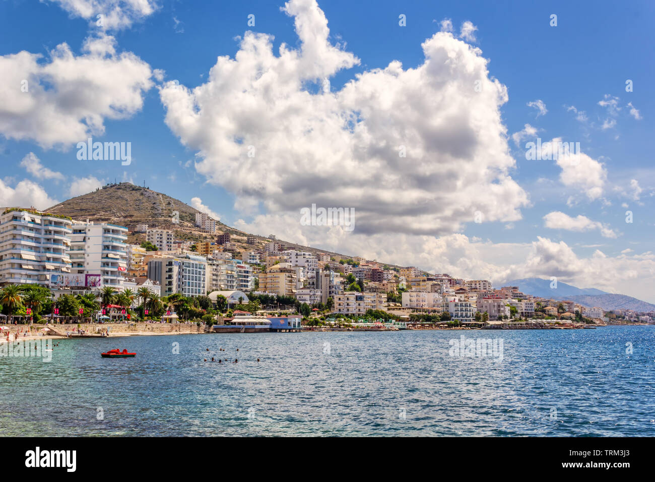 Sarandë o Saranda è una città costiera in Vlorë County, meridionale dell'Albania. Da un punto di vista geografico, è situato sul mare aperto golfo del Mar Ionio a Foto Stock